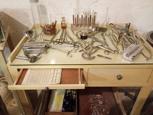 Antica Scrivania Medico Chirurgo Con Utensili E Attrezzi Ginecologo - Imagen 1 de 7