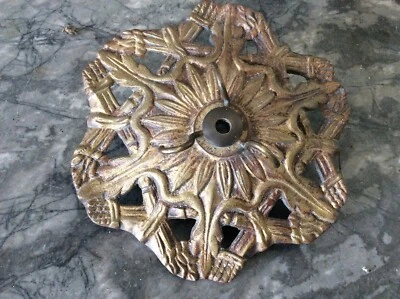 Ancienne rosace de lustre  , Plafonnier en bronze  d=22 cm - Photo 1/3