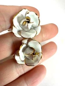 Vintage Ohrringe Clip On Sandor Emaille Blume weiß signiert - Bild 1 von 4