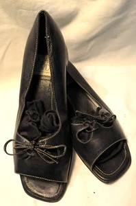 Joan & David Leather Black Open toe, Contrast stitched slip-on Sz. 9M Bow Accent - Picture 1 of 6
