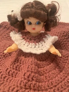 Vintage Bett Kissen Sitter Puppe gehäkelt mauve weiß Lagenlook Kleid braune Haare - Bild 1 von 7