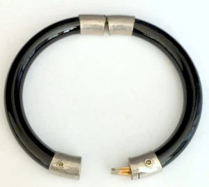 Vintage Armreif Armband schwarz Glas abgerundet aufklappbar - Bild 1 von 6