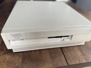 Commodore Amiga A3000 Pulpit z klawiaturą, myszką, dyskiem twardym, STAN KOLEKCJONERSKI - Zdjęcie 1 z 23