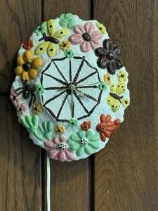Vintage bunte Keramik Spinnennetz Uhr mit Spinnen, Schmetterlingen, Blumen funktioniert einwandfrei - Bild 1 von 7