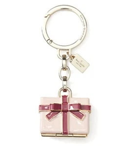 Kate Spade Envoltura Fiesta Caja de Regalo Dije Pastillero Metal Llavero Dije Llavero Nuevo con Etiquetas - Imagen 1 de 4