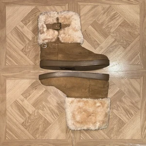 Size 8M - GBG Los Angeles Faux Fur Wheat Adjustable Buckle Winter Boots - Picture 1 of 8