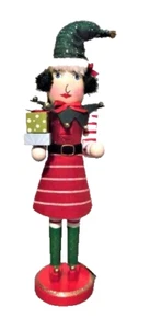 CTS WEIHNACHTEN HOLZ NUSSKNACKER - 15" WEIHNACHTSMANN HELFER MÄDCHEN HÄLT EIN GESCHENK - Bild 1 von 3