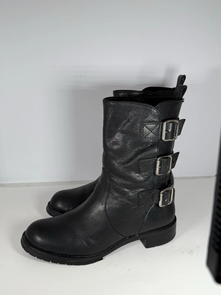 Donna Karan NY Bota Negra Medio Pantorrilla Cuero Motocicleta 3 Hebillas Rara con -Talla 8.5 Foto 1 de 4