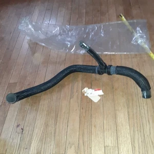 NOS new Genuine GM CADILLAC Radiator Outlet Hose 25880390 L1 - Picture 1 of 3