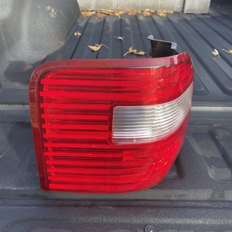 05 06 07 Luz trasera lateral del conductor Ford Freestyle OEM Foto 1 de 4