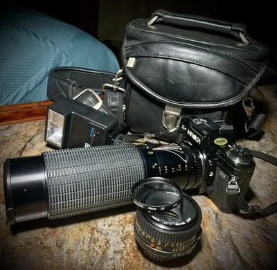 Minolta X-700 35mm Film Camera MD 50mm F 1.7 & 49mm UV Lens & Extended Zoom Lens - Image 1 of 4