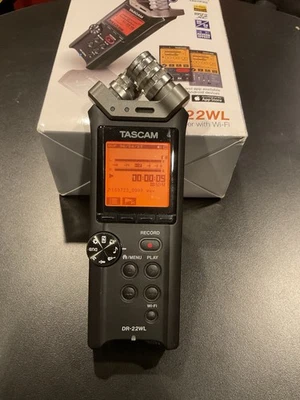 Grabadora portátil de mano Tascam DR-22WL con Wi-Fi Foto 1 de 4