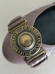 BURBERR Y TAUPE LEDER BRONZE MEDAALLION LOGO BALLETTFLATS EU 36 40 I LOVE SCHUHE - Bild 1 von 8