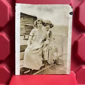 Fotografía vintage de dos mujeres sentadas en una granja 2 3/4 x 3 1/2 años 20 - Imagen 1 de 2