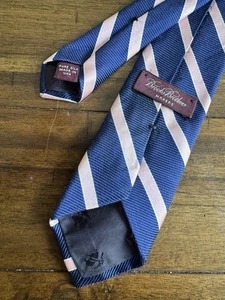 Brooks Brothers Jungen-Krawatte dunkelblau und rosa Streifen 100 % Seide 47 Zoll - Bild 1 von 2