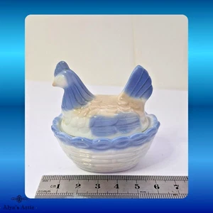 Unusual Vintage Porcelain Miniature Nesting Hen Salt / Trinket Box - 6 cm x 6 cm - Picture 1 of 14