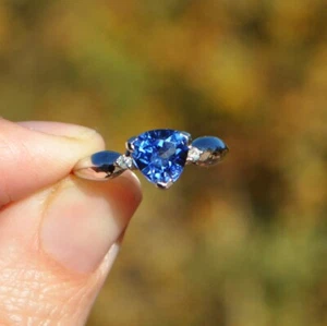 14K massiver Gold Trillion künstlicher kornblumenblauer Saphir & natürlicher Diamant Ring - Bild 1 von 10
