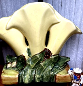 Vintage McCoy Vase ~ gelbe Lilien mit grünem Laub ~ 3 Öffnungen oben mit Blumen - Bild 1 von 6