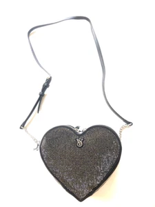 BOLSO BANDOLERA VICTORIA'S SECRET FORMA CORAZÓN NEGRO ESTRÁS NUEVO CON ETIQUETAS - Imagen 1 de 3