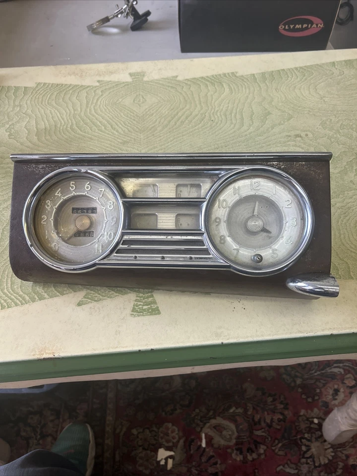 Salpicadero Packard 1949-1950 con velocímetro y reloj Foto 1 de 4
