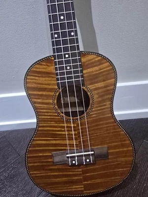 Ukelele tenor usado con bolsa Foto 1 de 4