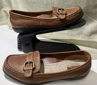 Mocasines sin cordones Thom McAn para mujer de cuero marrón con hebilla dorada talla 8 W Foto 1 de 4