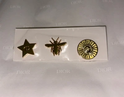 Prendedores de sol Dior Star, Dior Bee y Dior - Nuevos - Auténticos - Tamaño 1cmx1cm  Foto 1 de 3
