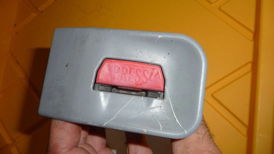 BMW 740iL 2000 receptor de hebilla de cinturón de seguridad central trasero 8125845 se adapta a BMW 740 Foto 1 de 2