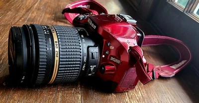 Cámara digital Nikon D5200 roja con lente y filtros Tamron 18-2700 mm F/3,5-6,3 Foto 1 de 4