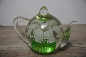 Glas mundgeblasene Teekanne 6" Briefbeschwerer weiß und grün schwer - Bild 1 von 4