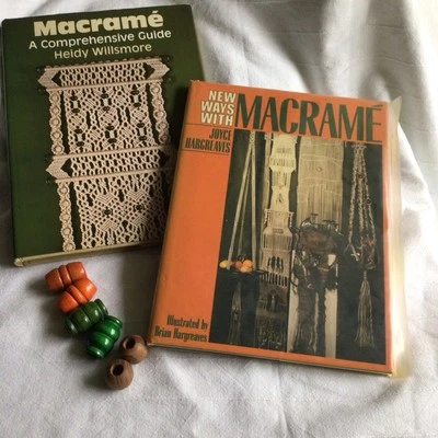 2 favolosi libri in macramè con 6 perline in legno - Immagine 1 di 4