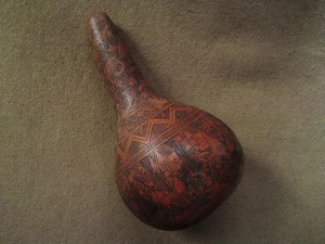 De colección mate burilado arte popular peruano calabaza calabaza fruta tallada forma de maraca - Imagen 1 de 24