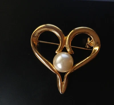 Брошь на булавке с искусственным жемчугом в форме открытого сердца золотистого цвета VIntage - Изображение 1 из 2