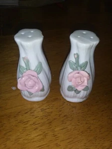 Vintage Porzellan Rose Salz Pfefferstreuer mit Box weiß rosa grün Made in China - Bild 1 von 2