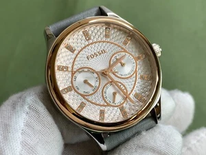 RELOJ PARA MUJER FOSSIL BQ3123 DÍA-FECHA ESFERA PLATEADA CUERO GRIS 5 ATM S/S CUARZO - Imagen 1 de 17