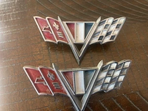 1967 Camaro S/B V-8 Flag Fender Emblems GM, - Foto 1 di 3