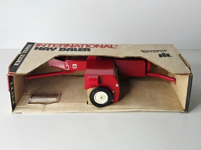 Ertl - International Hay Baler #447 - 1:16 Diecast - Missing Hay Bales - Image 1 of 4