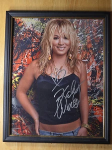 Kaley Cuoco Autographed Picture 8x10 with frame - Picture 1 of 1