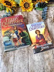 Freda Lightfoot gebundene Bücher x 2 Das Lieblingskind & Manchester-Stolz - Bild 1 von 8