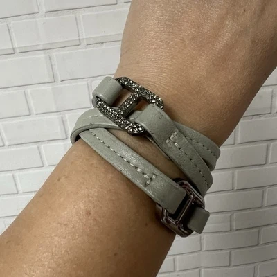 Pulsera Tory Burch envolvente de cuero estrás gris claro Foto 1 de 4