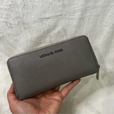 Cartera Continental Michael Kors Grande Cuero Guijarro Gris Cremallera Alrededor Foto 1 de 4