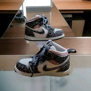 Nike Air Jordan White Pink Floral Hitops 7C Top! - Bild 1 von 9