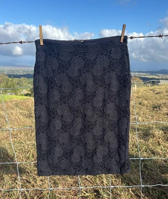 Falda mediana Anthropologie Maeve croqueta de encaje negra hasta la rodilla Foto 1 de 4