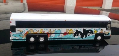 Corgi #98652 -SeaWorld MCA 102 DL3 Bus - Image 1 of 4