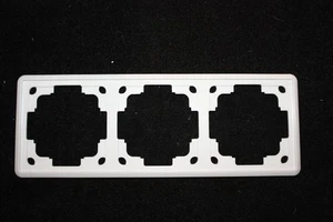 Gira Standard alt (70 x 70 mm) in reinweiß 3-fach Rahmen - Bild 1 von 1