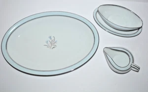 NORITAKE SET DI 3 ~ BLUEBELL 5558 ~ PIATTO DA PORTATA ~ CIOTOLA PER SALSA E CREMA - Foto 1 di 12