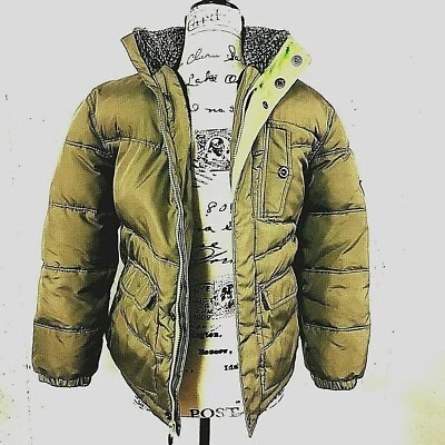 Chaqueta acolchada de plumón Hawke & Co Outfitter para niño, talla 10-12, tostada con ribete verde neón Foto 1 de 4