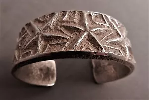 HVY VTG NAVAJO ANTHONY BOWMAN TUFA CAST STERLING SILVER CUFF BRACELET."B", SGND - Picture 1 of 8