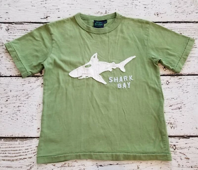 MINI BODEN 7-8 Niños Verde Aplique Tiburón Manga Corta Camiseta 7 8 Usada en Excelente Condición Foto 1 de 4