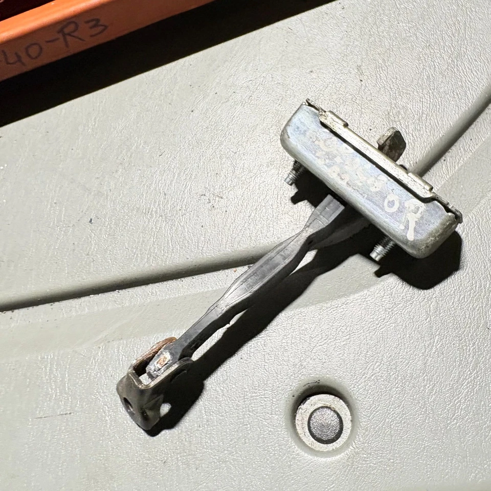 Correa de retención de puerta trasera derecha para conductor Toyota Corolla 2000-2006 Foto 1 de 4